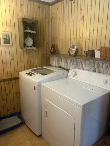 Salle de lavage - 164 Ch. Du Lac-Noir, Saint-Jean-De-Matha, QC - Indoor Photo Showing Laundry Room