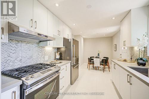 190 Romfield Circuit, Markham, ON - Indoor Photo Showing Kitchen With Upgraded Kitchen