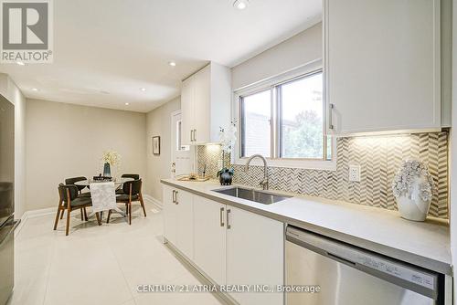 190 Romfield Circuit, Markham, ON - Indoor Photo Showing Kitchen With Upgraded Kitchen