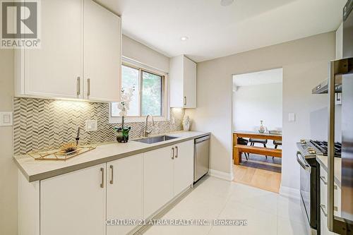 190 Romfield Circuit, Markham, ON - Indoor Photo Showing Kitchen With Upgraded Kitchen