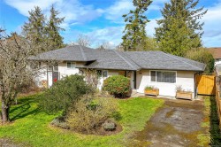 820-822 Leslie Dr Saanich, BC V8X 2Y4