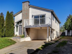 1040 Chesterfield Rd Saanich, BC V8Z 2T8