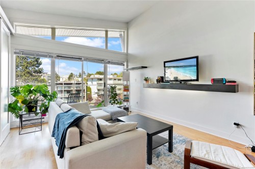402-1155 Yates St  Victoria, BC V8V 3N1