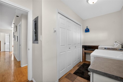 8126 Musgrave St, Crofton, BC 