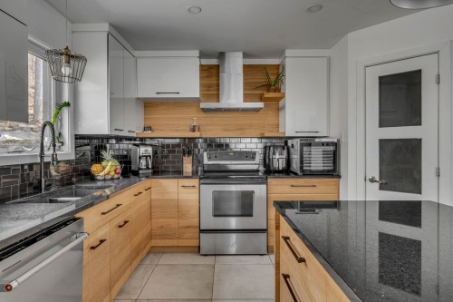 Kitchen - 5 Ch. Des Bolets, Stoneham-Et-Tewkesbury, QC - Indoor Photo Showing Kitchen With Double Sink