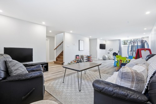 Salle familiale - 1508 Ch. Des Coteaux, Farnham, QC - Indoor Photo Showing Living Room