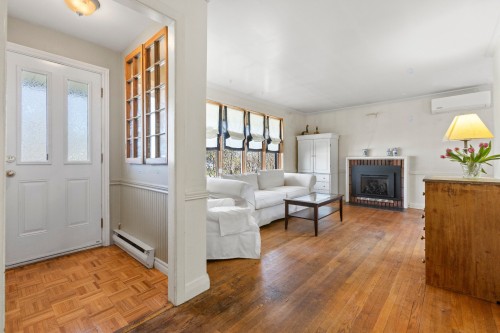 Salon - 350 Av. Stream, Dorval, QC - Indoor With Fireplace