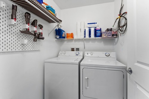 Salle de lavage - 677 Rue De Pompadour, Mascouche, QC - Indoor Photo Showing Laundry Room