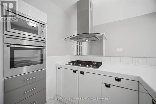 3 Donata Drive, Mississauga, ON - Indoor Photo Showing Kitchen