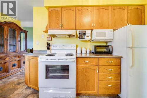 2693 Meadowbrook Lane, Windsor, ON - Indoor Photo Showing Kitchen