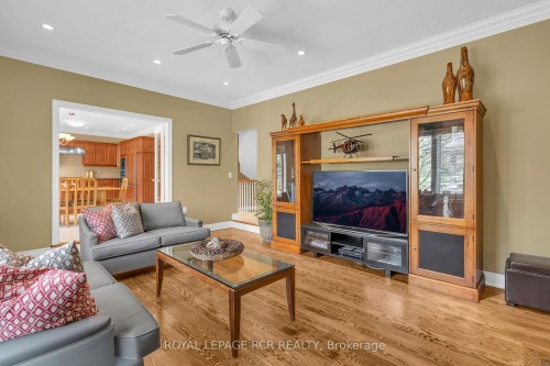 70 English Daisy Court, Vaughan, ON - Indoor Photo Showing Living Room