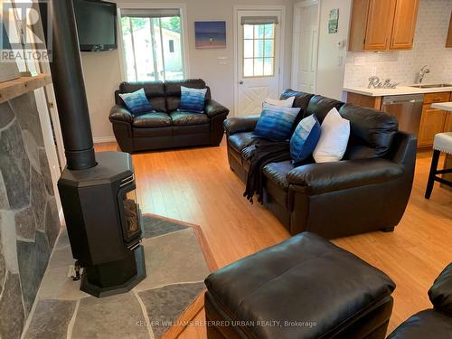 1833 Tiny Beaches Road S, Tiny, ON - Indoor Photo Showing Living Room
