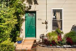 95 1/2 FULLER AVENUE Toronto, ON M6R 2C4