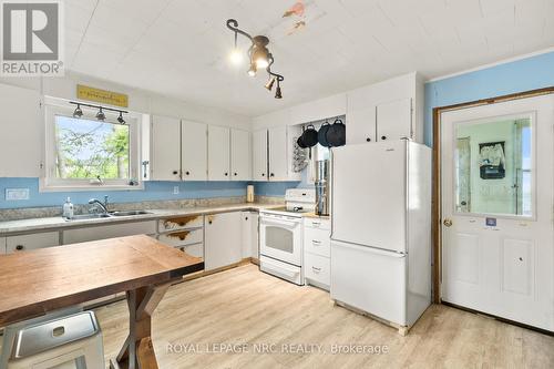 3436 Rittenhouse Road, Lincoln (Lincoln-Jordan/Vineland), ON - Indoor Photo Showing Kitchen With Double Sink