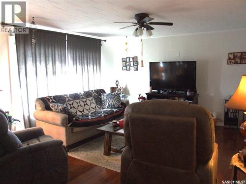 561 Dome Crescent, Burstall, SK - Indoor Photo Showing Living Room