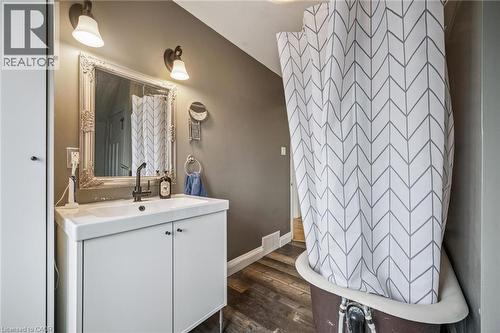9 Spadina Road E, Kitchener, ON - Indoor Photo Showing Bathroom