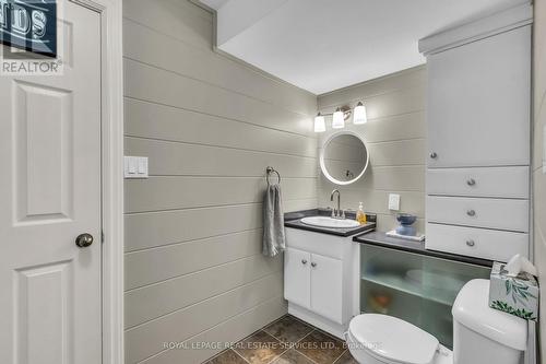 24 Shuh Avenue, Kitchener, ON - Indoor Photo Showing Bathroom