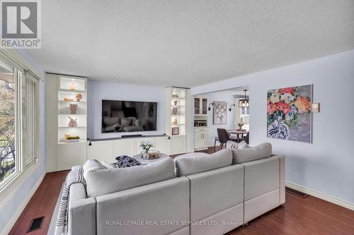 24 Shuh Avenue, Kitchener, ON - Indoor Photo Showing Living Room