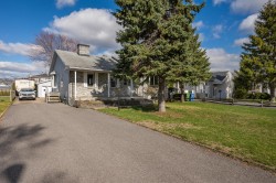 1596 Rue Kennedy  Chambly, QC J3L 4R2