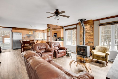 Vue d'ensemble - 5072 Ch. Lost River, Harrington, QC - Indoor Photo Showing Living Room With Fireplace