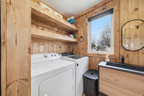 Bathroom - 23 Rue Aldéas-Lachapelle, Saint-François-Du-Lac, QC - Indoor Photo Showing Laundry Room