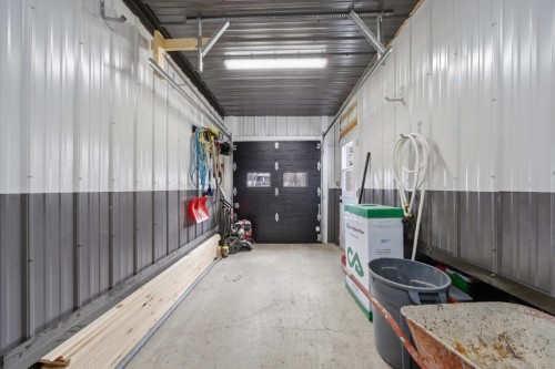 Garage - 23 Rue Aldéas-Lachapelle, Saint-François-Du-Lac, QC - Indoor Photo Showing Garage
