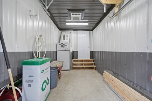 Garage - 23 Rue Aldéas-Lachapelle, Saint-François-Du-Lac, QC - Indoor Photo Showing Other Room