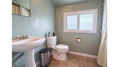 511 11Th Street, Cranbrook, BC - Indoor Photo Showing Bathroom