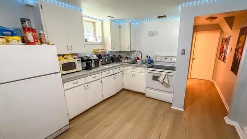 511 11Th Street, Cranbrook, BC - Indoor Photo Showing Kitchen