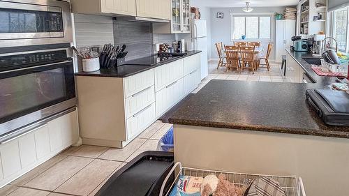 511 11Th Street, Cranbrook, BC - Indoor Photo Showing Kitchen With Upgraded Kitchen