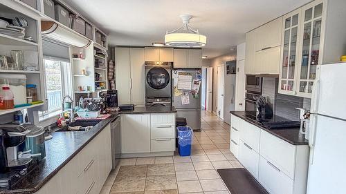 511 11Th Street, Cranbrook, BC - Indoor Photo Showing Kitchen With Double Sink