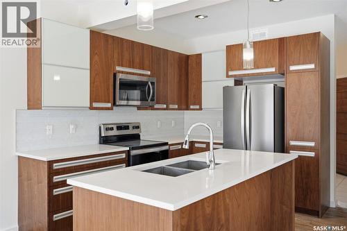 516 Pichler Way, Saskatoon, SK - Indoor Photo Showing Kitchen With Double Sink With Upgraded Kitchen