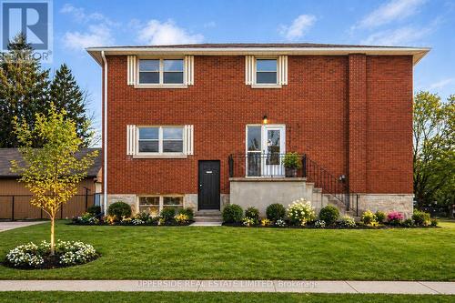 7 BALMORAL DRIVE  Kitchener, ON N2M 2J7