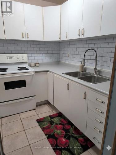 26 - 101 Dovedale Drive, Whitby (Downtown Whitby), ON - Indoor Photo Showing Kitchen With Double Sink