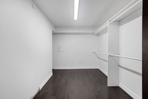 Penderie (Walk-in) - 111-3450 Rue Drummond, Montréal (Ville-Marie), QC - Indoor