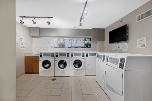 Salle de lavage - 111-3450 Rue Drummond, Montréal (Ville-Marie), QC - Indoor Photo Showing Laundry Room
