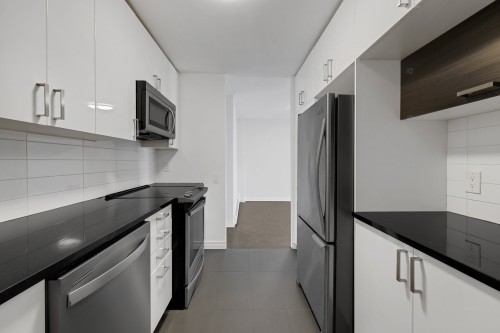 Cuisine - 111-3450 Rue Drummond, Montréal (Ville-Marie), QC - Indoor Photo Showing Kitchen With Upgraded Kitchen