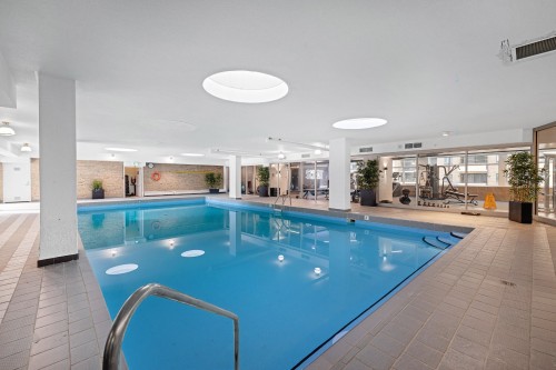 Piscine - 1803-3450 Rue Drummond, Montréal (Ville-Marie), QC - Indoor Photo Showing Other Room With In Ground Pool