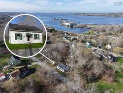 105 Harriet  Shelburne, NS B0T 1W0