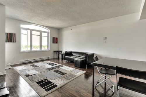 Salon - 604-6550 Boul. Henri-Bourassa O., Montréal (Saint-Laurent), QC - Indoor