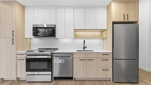Th4-1390 Pridham Avenue, Kelowna, BC - Indoor Photo Showing Kitchen
