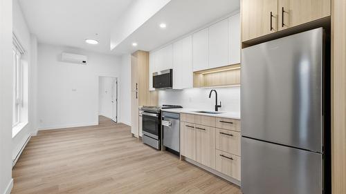 Th4-1390 Pridham Avenue, Kelowna, BC - Indoor Photo Showing Kitchen With Upgraded Kitchen