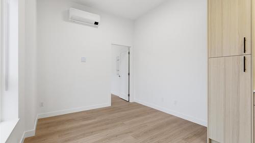 Th4-1390 Pridham Avenue, Kelowna, BC - Indoor Photo Showing Other Room