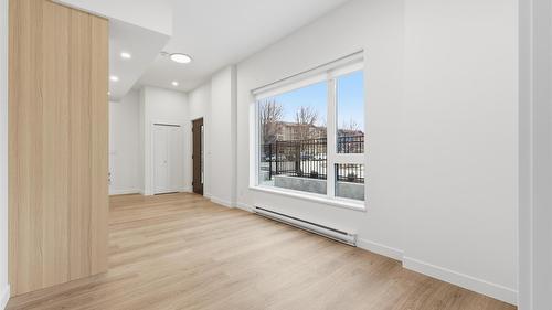 Th4-1390 Pridham Avenue, Kelowna, BC - Indoor Photo Showing Other Room