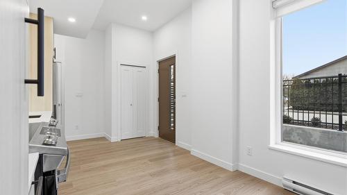 Th4-1390 Pridham Avenue, Kelowna, BC - Indoor Photo Showing Other Room