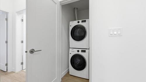 Th4-1390 Pridham Avenue, Kelowna, BC - Indoor Photo Showing Laundry Room