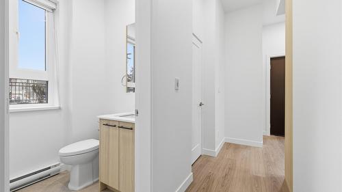 Th4-1390 Pridham Avenue, Kelowna, BC - Indoor Photo Showing Bathroom