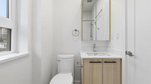 Th4-1390 Pridham Avenue, Kelowna, BC - Indoor Photo Showing Bathroom