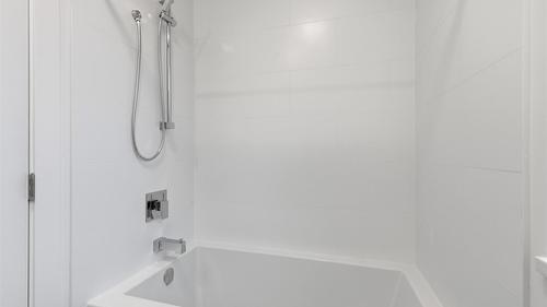 Th4-1390 Pridham Avenue, Kelowna, BC - Indoor Photo Showing Bathroom