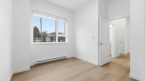 Th4-1390 Pridham Avenue, Kelowna, BC - Indoor Photo Showing Other Room